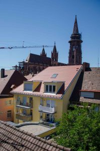 Blick vom Balkon auf das Münster: Im Haus Münsterblick in Freiburg bieten wir Servicewohnen mit Komfort und Sicherheit. Mit unseren Leistungen bleiben Sie auch im Alter selbstständig und genießen das Leben in zentraler und doch ruhiger Lage.