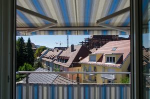Blick vom Balkon auf das Münster: Im Haus Münsterblick in Freiburg bieten wir Servicewohnen mit Komfort und Sicherheit. Mit unseren Leistungen bleiben Sie auch im Alter selbstständig und genießen das Leben in zentraler und doch ruhiger Lage.