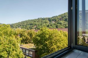 Blick Richtung Norden: Im Haus Münsterblick in Freiburg bieten wir Servicewohnen mit Komfort und Sicherheit. Mit unseren Leistungen bleiben Sie auch im Alter selbstständig und genießen das Leben in zentraler und doch ruhiger Lage.