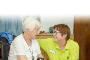 Eine typische Pflegesituation im Carl-Mez-Haus in Freiburg. Professionelle und gleichzeitig ein menschlicher Umgang im Sinne unseres diakonischen Auftrag ist unser Anspruch.