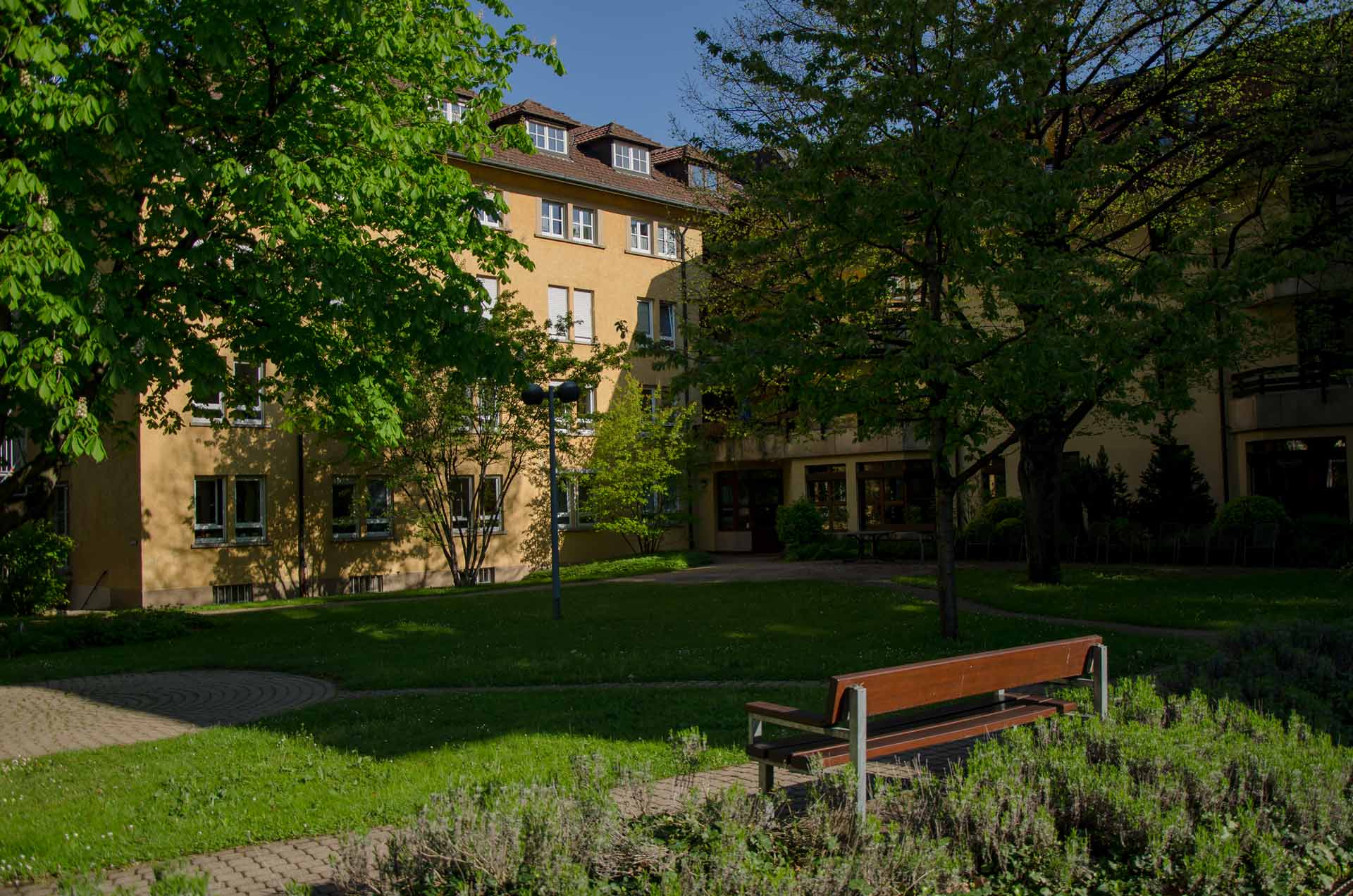 Im Carl-Mez-Haus bietet das Evangelische Stift Freiburg Betreutes Wohnen und Seniorenwohnen mit hochqualitativer Pflege und Betreuung in der Innenstadt Freiburgs an.
