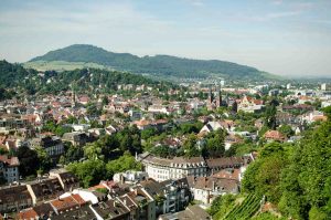 Freiburg im Breisgau vom Kanonenplatz auf dem Schlossberg