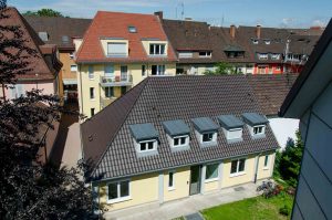 Das Haus Gottestreue bietet Betreutes Wohnen, eine Ambulant Betreute Wohngruppe und eine Wohngemeinschaft für Studierende – alles unter einem Dach mitten in der Freiburger Innenstadt.