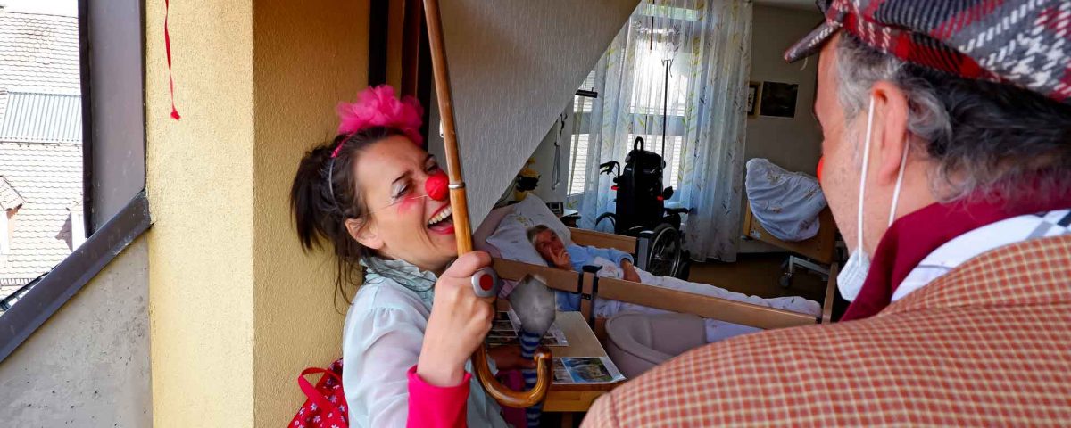 Humor in der Coronakrise: Die Clowns der ROTEN NASEN melden sich im Haus Schloßberg aus dem "Home Office" zurück