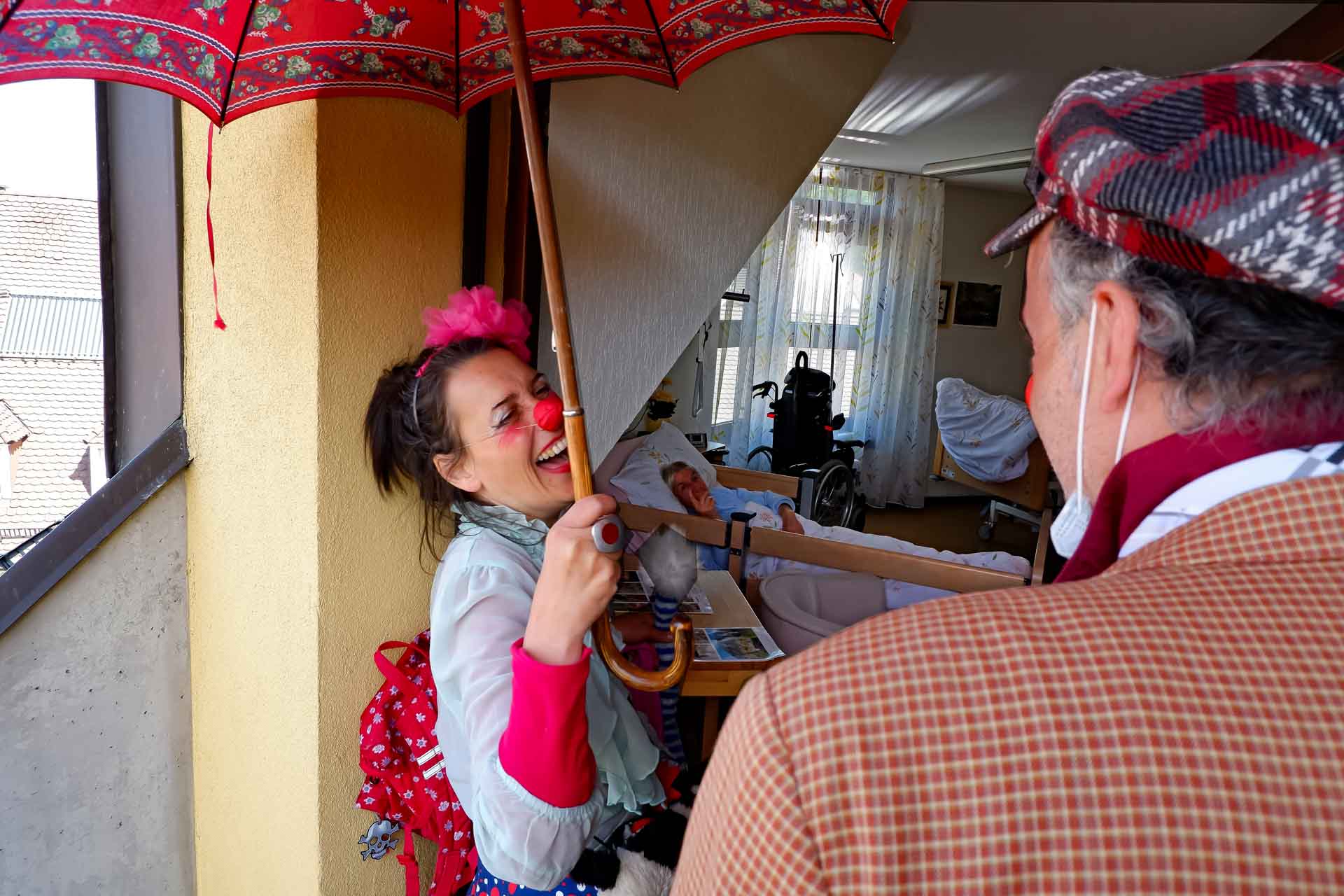 Humor in der Coronakrise: Die Clowns der ROTEN NASEN melden sich im Haus Schloßberg aus dem "Home Office" zurück
