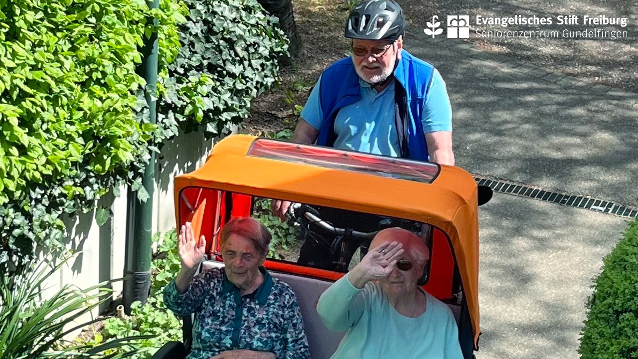 Hartmut König unterwegs mit Bewohnerinnen des Seniorenzentrum Gundelfingen